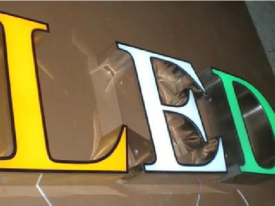 平和介绍LED招牌的基础知识。